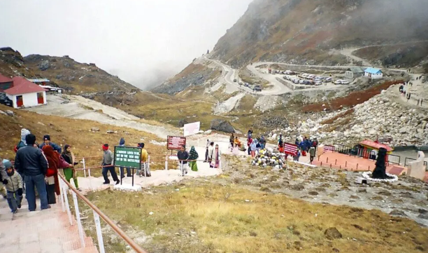 जैलेप-ला दर्रा  / Jalep-La Pass
 नाथू-ला दर्रा / Nathu-La Pass
दिफ़ू दर्रा / Diphu Pass
तुजु दर्रा / Tuzu Pass