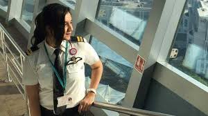 देश की सबसे कम उम्र की महिला पायलट बनीं कश्मीर की आयशा अजीज